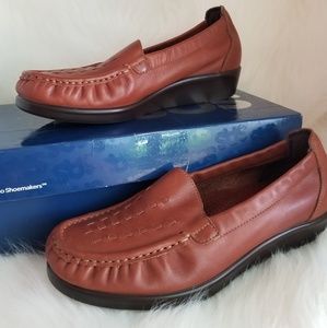 $140 EUC SAS Tripad Comfort Loafers size 7.5